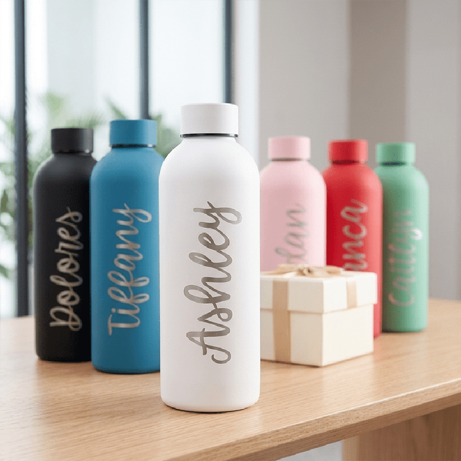 Sports Equipment And Names - Personalisierte Edelstahl-Wasserflasche, individuell gravierte, isolierte Thermosflasche
