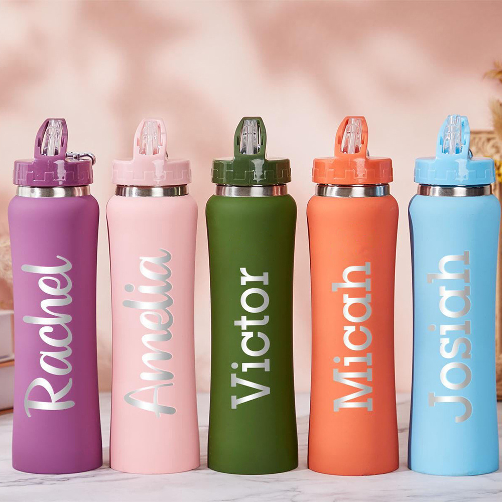 Sports Equipment And Names - Personalisierte Edelstahl-Wasserflasche mit Strohhalmdeckel, individuell gravierte